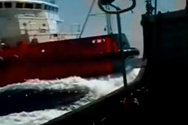 Tàu Trung Quốc hung hãn đâm vỡ lan can tàu Kiểm Ngư Việt Nam ngay trong vùng đặc quyền kinh tế, thềm lục địa của Việt Nam. Tàu cá Việt Nam cũng đã bị tàu Trung Quốc đâm chìm. Tàu Trung Quốc hung hãn đâm vỡ lan can tàu Kiểm Ngư Việt Nam ngay trong vùng đặc quyền kinh tế, thềm lục địa của Việt Nam. Tàu cá Việt Nam cũng đã bị tàu Trung Quốc đâm chìm.