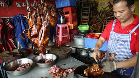 Một quầy bán thịt chó tại Ngọc Lâm, Quảng Tây, Trung Quốc.