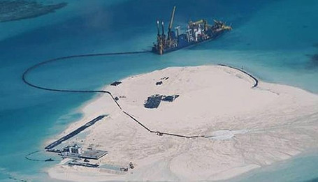 Trung Quốc đổ đất cát đắp nền trái phép tại đá Gạc Ma hòng biến nó thành đảo nhân tạo, phục vụ mưu đồ độc chiếm Biển Đông. Trung Quốc đổ đất cát đắp nền trái phép tại đá Gạc Ma hòng biến nó thành đảo nhân tạo, phục vụ mưu đồ độc chiếm Biển Đông.