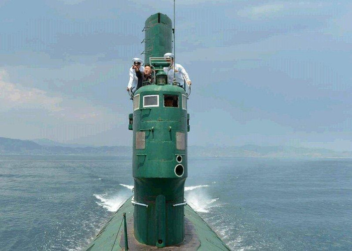 Kim Jong-un và tùy tùng trèo lên tháp canh tàu ngầm lúc nổi trên mặt nước quan sát. Kim Jong-un và tùy tùng trèo lên tháp canh tàu ngầm lúc nổi trên mặt nước quan sát.