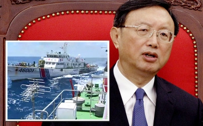 Hình ảnh ông Dương Khiết Trì tại Việt Nam và 1 chiếc tàu Hải cảnh Trung Quốc liều lĩnh cắt ngang mũi tàu lực lượng thực thi pháp luật Việt Nam gần vị trí Trung Quốc hạ đặt trái phép giàn khoan 981 được đăng tải trên tờ Bưu điện Hoa Nam. Ảnh: scmp.com Hình ảnh ông Dương Khiết Trì tại Việt Nam và 1 chiếc tàu Hải cảnh Trung Quốc liều lĩnh cắt ngang mũi tàu lực lượng thực thi pháp luật Việt Nam gần vị trí Trung Quốc hạ đặt trái phép giàn khoan 981 được đăng tải trên tờ Bưu điện Hoa Nam. Ảnh: scmp.com