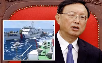 Hình ảnh ông Dương Khiết Trì tại Việt Nam và 1 chiếc tàu Hải cảnh Trung Quốc liều lĩnh cắt ngang mũi tàu lực lượng thực thi pháp luật Việt Nam gần vị trí Trung Quốc hạ đặt trái phép giàn khoan 981 được đăng tải trên tờ Bưu điện Hoa Nam. Ảnh: scmp.com