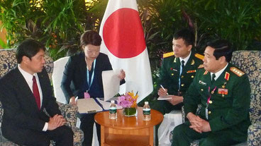 Bộ trưởng Phùng Quang Thanh và Bộ trưởng Itsunori Onodera tiếp xúc song phương bên lề Đối thoại Shangri-la. Ảnh: VOV English.