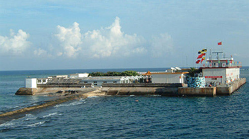 Đá Chữ Thập nằm trong quần đảo Trường Sa của Việt Nam bị Trung Quốc cất quân xâm lược năm 1988, xây dựng công sự nhà nổi kiên cố trái phép và đang có âm mưu biến nó thành 1 đảo nổi nhân tạo có sân bay, cầu cảng hiện đại, chốt chặn yết hầu tuyến hàng hải huyết mạch qua Biển Đông. Đá Chữ Thập nằm trong quần đảo Trường Sa của Việt Nam bị Trung Quốc cất quân xâm lược năm 1988, xây dựng công sự nhà nổi kiên cố trái phép và đang có âm mưu biến nó thành 1 đảo nổi nhân tạo có sân bay, cầu cảng hiện đại, chốt chặn yết hầu tuyến hàng hải huyết mạch qua Biển Đông.