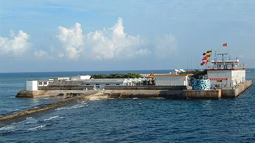 Đá Chữ Thập nằm trong quần đảo Trường Sa của Việt Nam bị Trung Quốc cất quân xâm lược năm 1988, xây dựng công sự nhà nổi kiên cố trái phép và đang có âm mưu biến nó thành 1 đảo nổi nhân tạo có sân bay, cầu cảng hiện đại, chốt chặn yết hầu tuyến hàng hải huyết mạch qua Biển Đông.