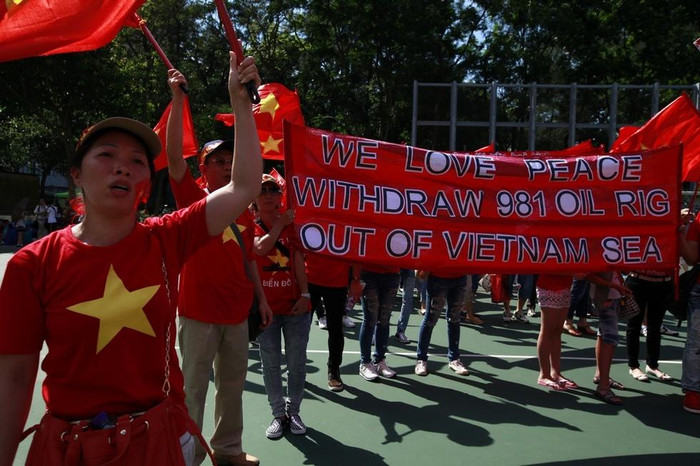 &quot;Chúng tôi yêu hòa bình. Hãy rút giàn khoan 981 khỏi vùng biển của Việt Nam&quot;.
