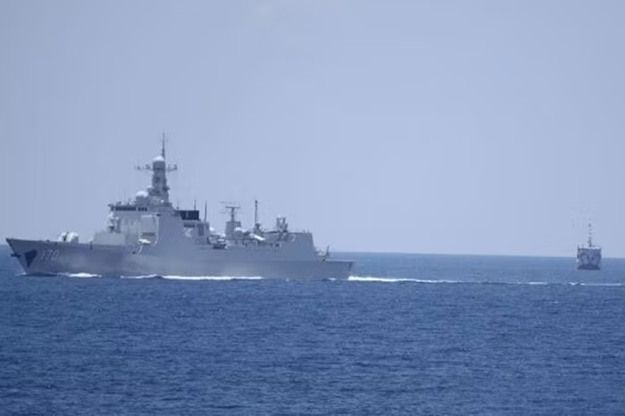 Khu trục hạm tên lửa lớp 052C của hải quân Trung Quốc lảng vảng bên cạnh giàn khoan Hải Dương 981 hạ đặt trái phép trong vùng đặc quyền kinh tế, thềm lục địa Việt Nam như một lời hăm dọa.