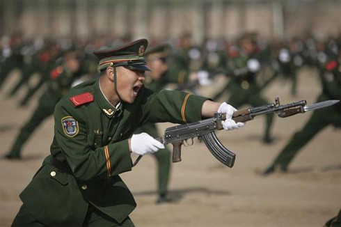 Một số học giả, quan chức và giới truyền thông nhà nước Trung Quốc luôn tỏ ra diều hâu, hiếu chiến với láng giềng, lúc nào cũng chỉ thích nói chuyện bằng nắm đấm. Một số học giả, quan chức và giới truyền thông nhà nước Trung Quốc luôn tỏ ra diều hâu, hiếu chiến với láng giềng, lúc nào cũng chỉ thích nói chuyện bằng nắm đấm.