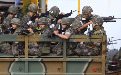 Hàng ngàn binh sĩ và cả trực thăng quân sự Hàn Quốc đang được điều động truy tìm kẻ xả súng vào đồng đội.