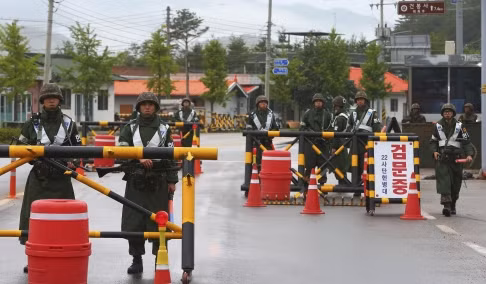Hàng rào an ninh được thiết lập ngay sau khi kẻ xả súng vào đồng đội bỏ trốn vào 1 bìa rừng.