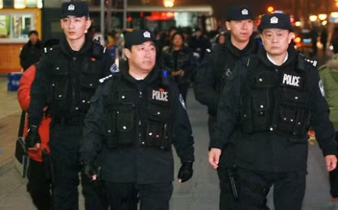 Ông Phó Chính Hoa (thứ 2 từ trái sang) cùng các thuộc cấp trực tiếp tuần tra đường phố Bắc Kinh.