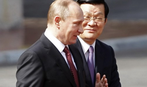 Tổng thống Nga Putin và Chủ tịch nước Trương Tấn Sang. Quan hệ hợp tác hữu nghị Việt - Nga đang trở thành đề tài xoi mói của truyền thông Trung Quốc để bôi nhọ hình ảnh Việt Nam, lấp liếm cho các hoạt động mưu đồ bá quyền bành trướng lãnh thổ trên Biển Đông. Ảnh: Tuoitrenews.