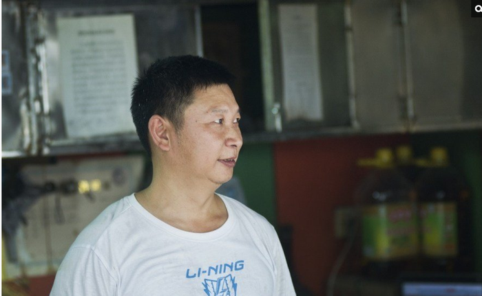 Thiệu Kiến Hoa trong khoảnh khắc rảnh tay sau lúc bán hàng.