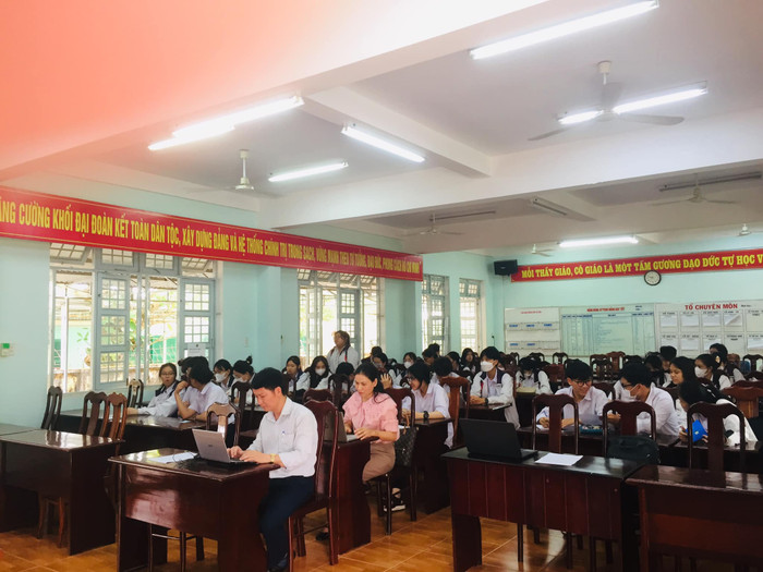 Trường Trung học phổ thông Kon Tum tổ chức buổi đối thoại với học sinh 12 toàn trường. Ảnh: Trường Trung học phổ thông Kon Tum Trường Trung học phổ thông Kon Tum tổ chức buổi đối thoại với học sinh 12 toàn trường. Ảnh: Trường Trung học phổ thông Kon Tum