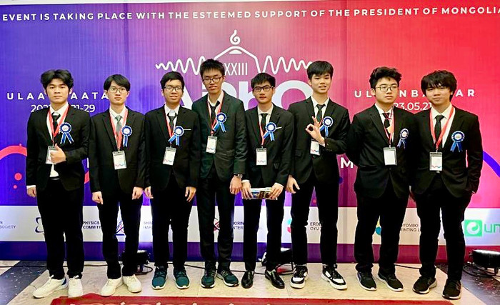 8 học sinh Việt Nam tham dự APhO 2023 từ trái qua phải: Em Nguyễn Minh Tài Lộc; em Lê Viết Hoàng Anh; em Nguyễn Tuấn Dương; em Thân Thế Công; em Nguyễn Tuấn Phong; em Phan Thế Mạnh; em Võ Hoàng Hải; em Vũ Ngô Hoàng Dương 8 học sinh Việt Nam tham dự APhO 2023 từ trái qua phải: Em Nguyễn Minh Tài Lộc; em Lê Viết Hoàng Anh; em Nguyễn Tuấn Dương; em Thân Thế Công; em Nguyễn Tuấn Phong; em Phan Thế Mạnh; em Võ Hoàng Hải; em Vũ Ngô Hoàng Dương