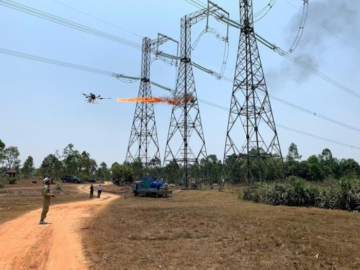 Ứng dụng thiết bị Drone để đốt dây diều mắc trên đường dây 500kV đang mang điện. Ảnh: BNEWS Ứng dụng thiết bị Drone để đốt dây diều mắc trên đường dây 500kV đang mang điện. Ảnh: BNEWS