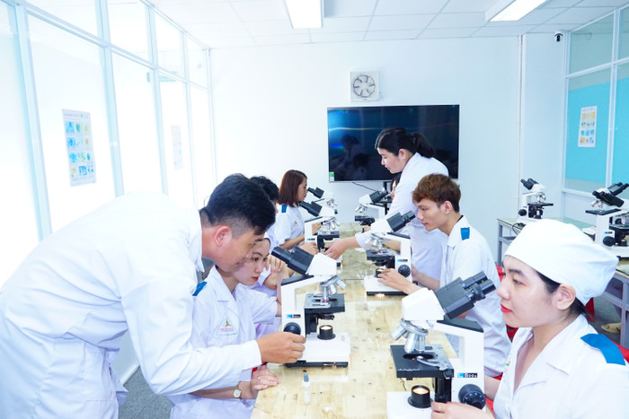 Sinh viên học tại Trường Cao đẳng Đại Việt Sài Gòn có cơ hội được trải nghiệm môi trường học hiện đại, trang bị đầy đủ điều kiện cơ sở vật chất, trang thiết bị thực hành DSC00649.JPG