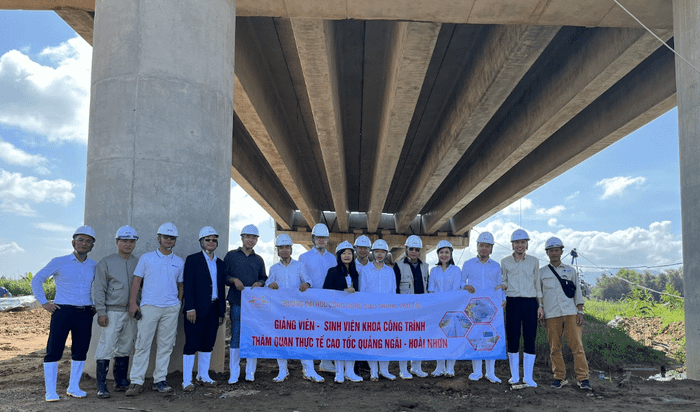Giảng viên và sinh viên Khoa Công trình, Trường Đại học Công nghệ Giao thông vận tải tham quan thực tế tại công trình cầu Sông Vệ - cầu lớn nhất trên tuyến cao tốc Quảng Ngãi - Hoài Nhơn. Ảnh: UTT Giảng viên và sinh viên Khoa Công trình, Trường Đại học Công nghệ Giao thông vận tải tham quan thực tế tại công trình cầu Sông Vệ - cầu lớn nhất trên tuyến cao tốc Quảng Ngãi - Hoài Nhơn. Ảnh: UTT