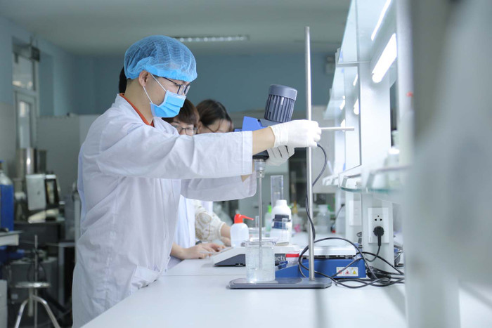 Sinh viên Trường Đại học Y Dược – Đại học Quốc gia Hà Nội thực hành trong phòng lab. Ảnh: UMP ĐHYĐ_Anh SV thuc hanh (9).jpg