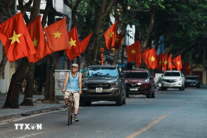 Đường phố Hà Nội. (Ảnh: Phạm Tuấn Anh/TTXVN) ttxvn_duong_pho_ha_noi_ruc_ro_co_hoa_sang_quoc_khanh_29_2.jpeg.webp