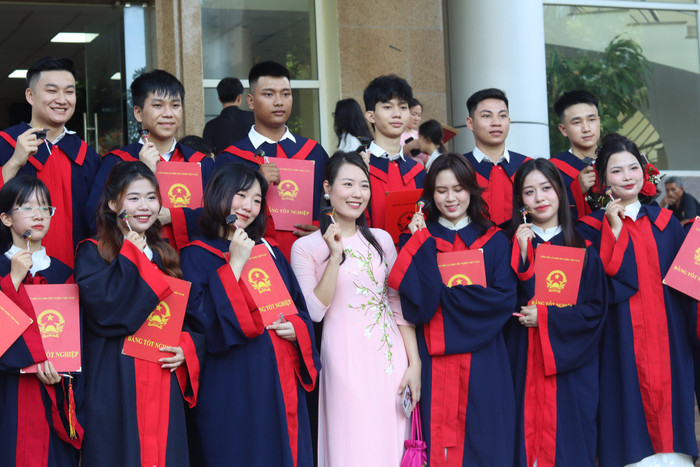 Sinh viên Trường Đại học Hồng Đức trong ngày lễ tốt nghiệp. Ảnh: HDU 448021502_484093060951331_2184662971774935147_n.jpg