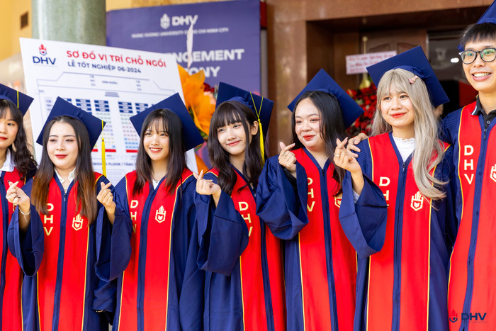 Sinh viên Trường Đại học Hùng Vương Thành phố Hồ Chí Minh trong ngày lễ tốt nghiệp (tháng 6/2024). Ảnh: DHV 447199968_980060477459046_9010052921500709324_n.jpg