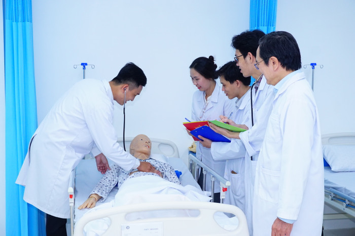 Chương trình đào tạo Y sỹ đa khoa của Trường Cao đẳng Đại Việt Sài Gòn tập trung 70% thời lượng học thực hành, thời gian đào tạo 3 năm. Ảnh Sinh viên Trường Cao đẳng Đại Việt Sài Gòn trong một tiết học thực hành DSC00413.JPG