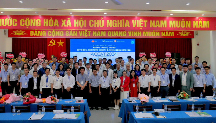 Đại biểu chụp ảnh kỉ niệm tại Hội thảo khoa học quốc gia ACEAT 2024 Picture10.jpg