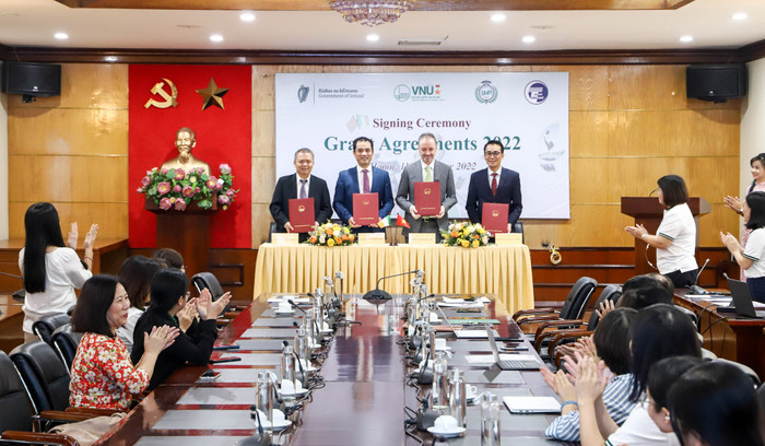Đại học Quốc gia Hà Nội và Trường Đại học Y Dược, Trường Đại học Công nghệ ký kết hợp tác với Đại sứ quán Ireland (Cộng hòa Ai-len). Ảnh: UMP 2022_11_11_Ký kết tài trợ với Ireland (5).jpg