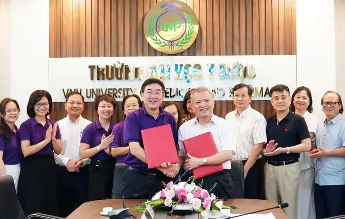 Trường Đại học Y Dược – Đại học Quốc gia Hà Nội và Trường Đại học Ngoại ngữ – Đại học Quốc gia Hà Nội ký thỏa thuận hợp tác về việc đào tạo tiếng Pháp cho cán bộ, giảng viên, sinh viên khối ngành sức khỏe với mức học phí ưu đãi. Ảnh: UMP 24f854a15eeeb7b0eeff.jpg.webp