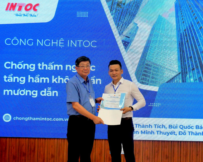 Các nhà khoa học tham gia hội thảo nhận Giấy chứng nhận ngay sau khi hoàn thành bài báo cáo Picture5.jpg