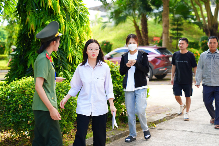 Đây là năm thứ ba Bộ Công an tổ chức Kỳ thi đánh giá để làm căn cứ xét tuyển vào các học viện, trường Công an nhân dân. Hình ảnh sinh viên Trường Đại học Kỹ thuật - Hậu cần Công an nhân dân hỗ trợ thí sinh dự thi. Ảnh: Bộ Công an Sinh viên đại học Kỹ thuật hậu cần CAND.jpg