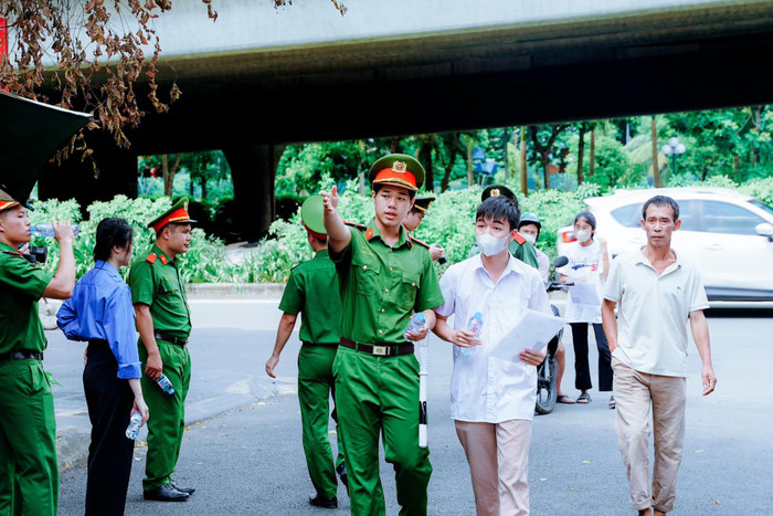 Sinh viên Trường Đại học Phòng cháy chữa cháy hỗ trợ thí sinh dự thi, sáng 7/7. Ảnh: Bộ Công an Sinh viên Đại học Phòng cháy chữa cháy.jpg