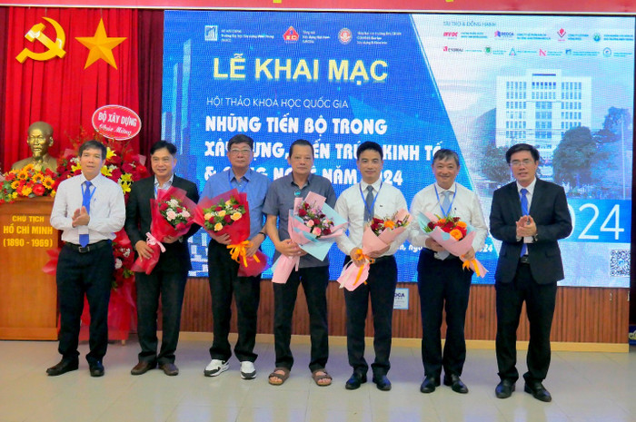 Tặng hoa cho các đại biểu, nhà khoa học và đơn vị đồng tổ chức Picture12.jpg