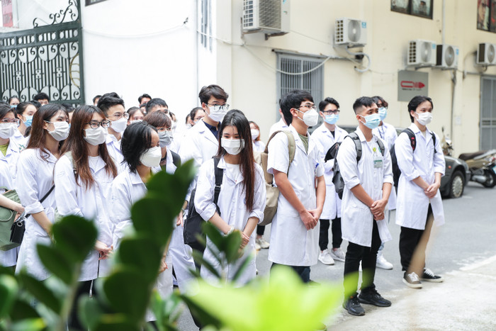 Sinh viên Trường Đại học Y Dược - Đại học Quốc gia Hà Nội tham gia hỗ trợ thành phố Hà Nội trong công tác phòng, chống dịch Covid-19. Ảnh: UMP 06(2).jpg