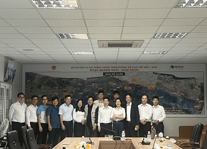 Với mạng lưới hợp tác, kết nối doanh nghiệp rộng rãi của nhà trường, sinh viên Trường Đại học Công nghệ Giao thông vận tải có nhiều cơ hội được tiếp cận với doanh nghiệp ngay từ sớm. Hình ảnh đoàn cán bộ giảng viên và sinh viên Khoa Công trình chụp hình lưu niệm với đại diện lãnh đạo Tập đoàn Đèo Cả. Ảnh: UTT 5(1).png