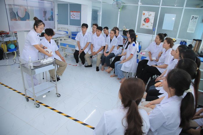 Y sỹ đa khoa đóng vai trò cực kỳ quan trọng trong việc cung cấp chăm sóc sức khỏe cơ bản và phòng ngừa bệnh tật. Ảnh sinh viên Trường Cao đẳng Đại Việt Sài Gòn IMG_4791.JPG