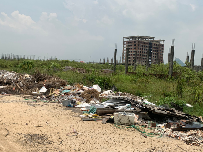 Khuôn viên dự án thành nơi đổ trộm rác thải sinh hoạt, phế thải xây dựng.