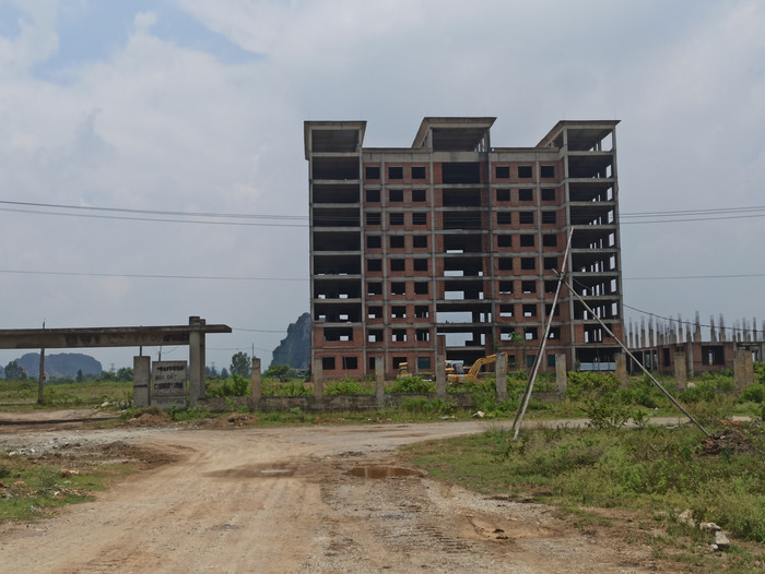 Dự án gồm hai khu nhà 5 tầng làm phòng học, một dãy nhà hiệu bộ 9 tầng. Công trình trường đại học này bắt đầu khởi công vào năm 2011 và dự kiến hoàn thành sau 5 năm. Tuy nhiên cho đến nay, dự án mới chỉ hoàn thành được một số hạng mục như phần thô của nhà điều hành 9 tầng, tường bao, móng 2 dãy phòng học và một số hạng mục phụ trợ.