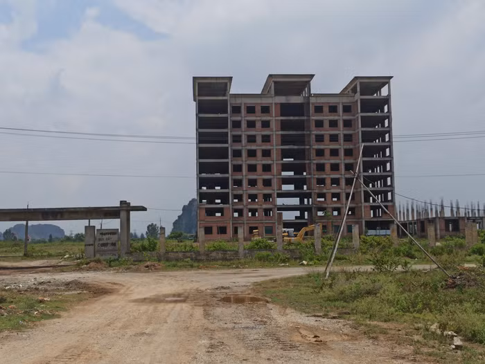 Dự án gồm hai khu nhà 5 tầng làm phòng học, một dãy nhà hiệu bộ 9 tầng. Công trình trường đại học này bắt đầu khởi công vào năm 2011 và dự kiến hoàn thành sau 5 năm. Tuy nhiên cho đến nay, dự án mới chỉ hoàn thành được một số hạng mục như phần thô của nhà điều hành 9 tầng, tường bao, móng 2 dãy phòng học và một số hạng mục phụ trợ.