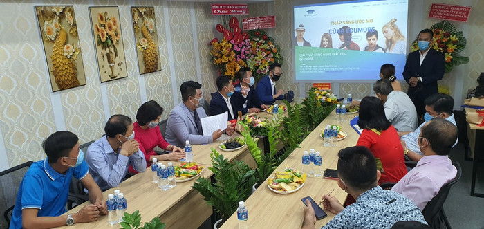 Các đại biểu tham dự buổi lễ trao đổi về các vấn đề cùng quân tâm. Các đại biểu tham dự buổi lễ trao đổi về các vấn đề cùng quân tâm.