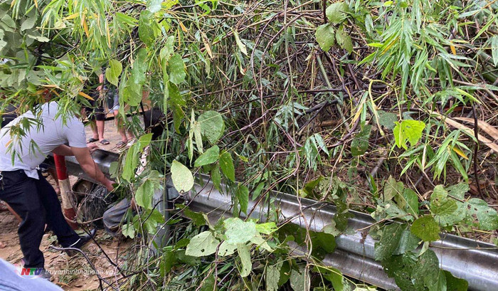 Khu vực đất đá từ trên núi bất ngờ đổ xuống khiến các giáo viên bị ngã nhào vào lan can. Ảnh: truyenhinhnghean.vn Khu vực đất đá từ trên núi bất ngờ đổ xuống khiến các giáo viên bị ngã nhào vào lan can. Ảnh: truyenhinhnghean.vn