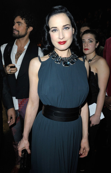 Dita Von Teese là khách Vip tại show trình diễn của Lanvin, cô luôn ghi điểm với gu thời trang cổ điển của mình. Dita Von Teese là khách Vip tại show trình diễn của Lanvin, cô luôn ghi điểm với gu thời trang cổ điển của mình.