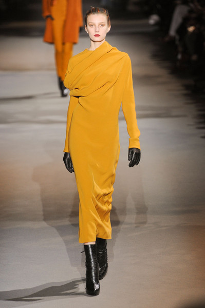 Haider Ackermann chọn tông màu vàng làm chủ đạo cho bộ sưu tập mới nhất của họ. Haider Ackermann chọn tông màu vàng làm chủ đạo cho bộ sưu tập mới nhất của họ.