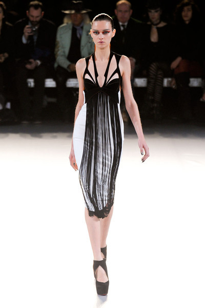 Mẫu thiết kế vô cùng tinh tế và quyến rũ với hai gam màu cơ bản đen trắng, những đường tua rua được sắp đặt khéo léo tạo vẻ uyển chuyển, duyên dáng cho người mặc. Mẫu thiết kế vô cùng tinh tế và quyến rũ với hai gam màu cơ bản đen trắng, những đường tua rua được sắp đặt khéo léo tạo vẻ uyển chuyển, duyên dáng cho người mặc.