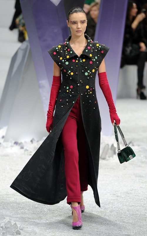 Miranda Kerr trên sân khấu buổi trình diễn của Chanel gây ấn tượng đặc biệt với đôi lông mày được đính đá nổi bật. Miranda Kerr trên sân khấu buổi trình diễn của Chanel gây ấn tượng đặc biệt với đôi lông mày được đính đá nổi bật.