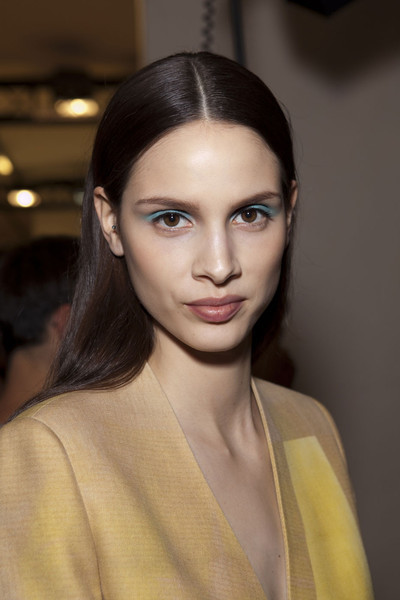 Xu hướng trang điểm mắt xanh và tóc để ngôi giữa đơn giản cũng tạo vẻ hút hồn trong show của Akris. Xu hướng trang điểm mắt xanh và tóc để ngôi giữa đơn giản cũng tạo vẻ hút hồn trong show của Akris.