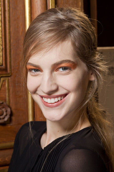 Cô siêu mẫu cực xinh đẹp và rạng rỡ của Dries Von Noten với phong cách trang điểm mắt ấn tượng sẽ là xu hướng mới trong thời gian tới. Cô siêu mẫu cực xinh đẹp và rạng rỡ của Dries Von Noten với phong cách trang điểm mắt ấn tượng sẽ là xu hướng mới trong thời gian tới.