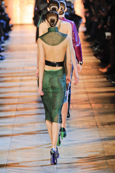 Khuôn hình tuyệt đẹp chụp từ phía sau dàn siêu mẫu của buổi trình diễn nhãn hiệu YSL. Khuôn hình tuyệt đẹp chụp từ phía sau dàn siêu mẫu của buổi trình diễn nhãn hiệu YSL.