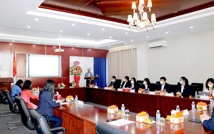 Chánh văn phòng Trung tâm Kiểm định chất lương giáo dục - ĐHQG TP. Hồ Chí Minh Ông Lã Hoài Tuấn đọc quyết định cấp giấy chứng nhận.